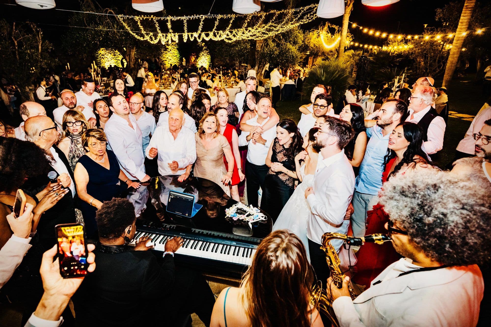 Les musiciens de Soulmates Orchestra au milieu des invités